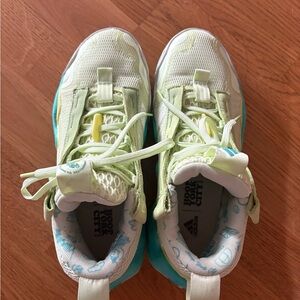 Adidas basketball shoe woman size 7